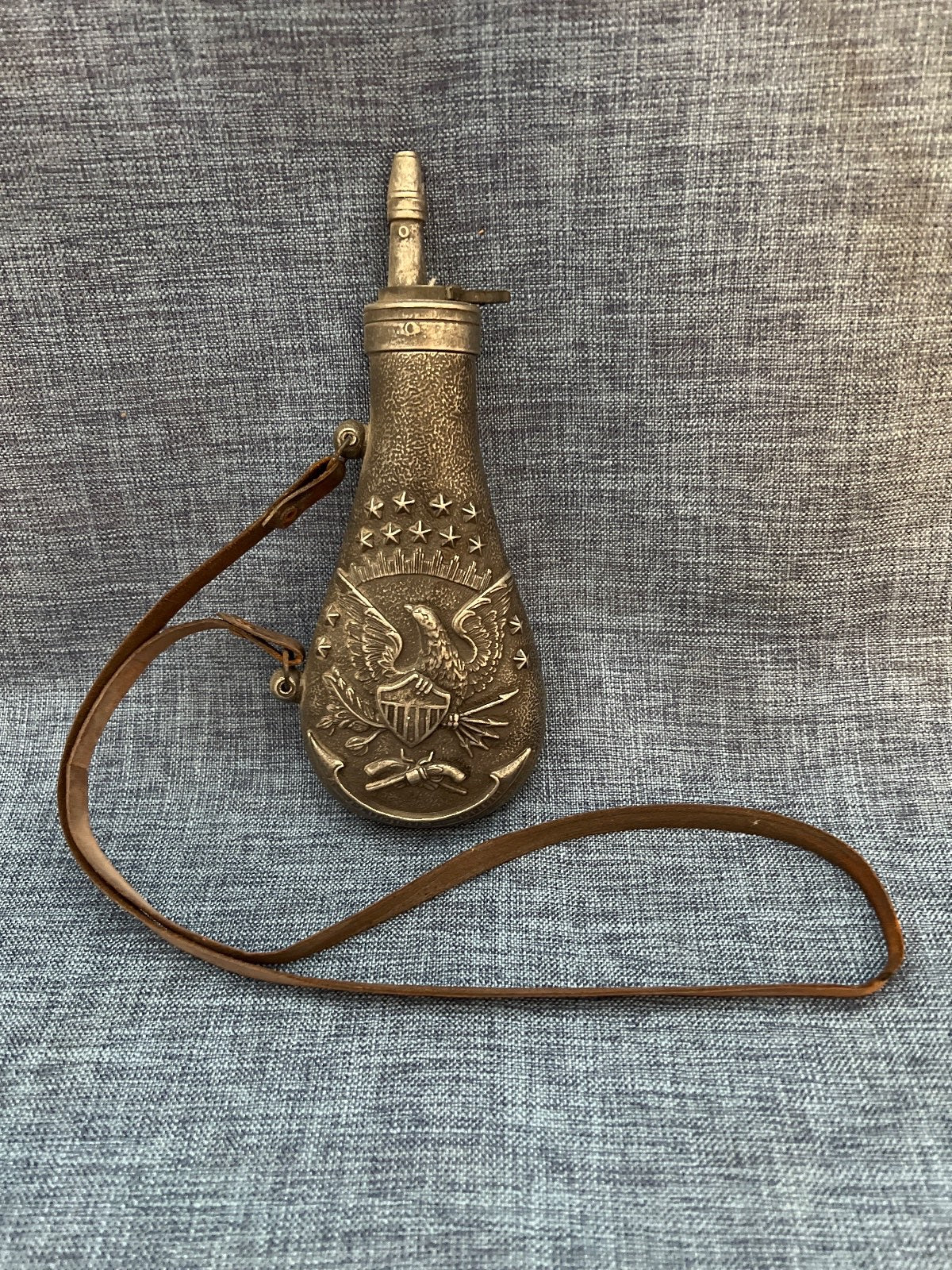 Antike Pulverflasche Powder Flask Zinn E Pluribus Unum Adler Kanone Lederriemen