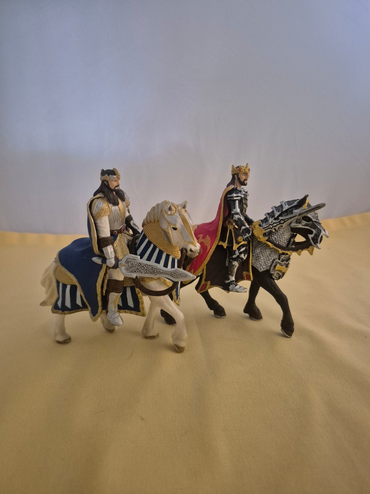 Schleich Figuren - zwei Könige zu Pferd - Greifenkönig und Drachenritter