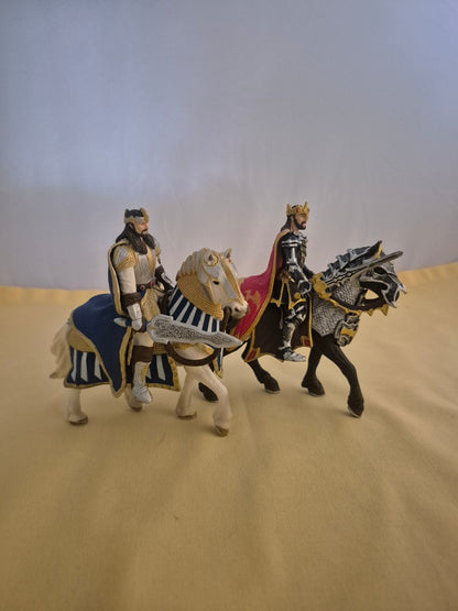 Schleich Figuren - zwei Könige zu Pferd - Greifenkönig und Drachenritter