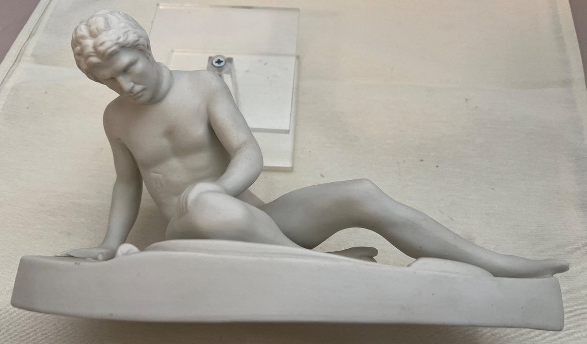 Porzellan Figur, liegender männlicher Akt,  wie Jugendstil,  weiß matt