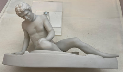 Porzellan Figur, liegender männlicher Akt,  wie Jugendstil,  weiß matt