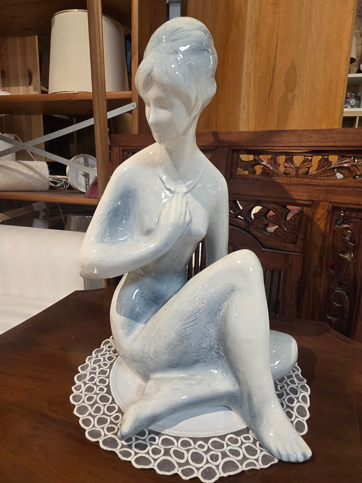 B. Kokrda Figur sitzende Frau Akt weiß-blau glasiert 1967 signiert