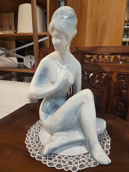 B. Kokrda Figur sitzende Frau Akt weiß-blau glasiert 1967 signiert