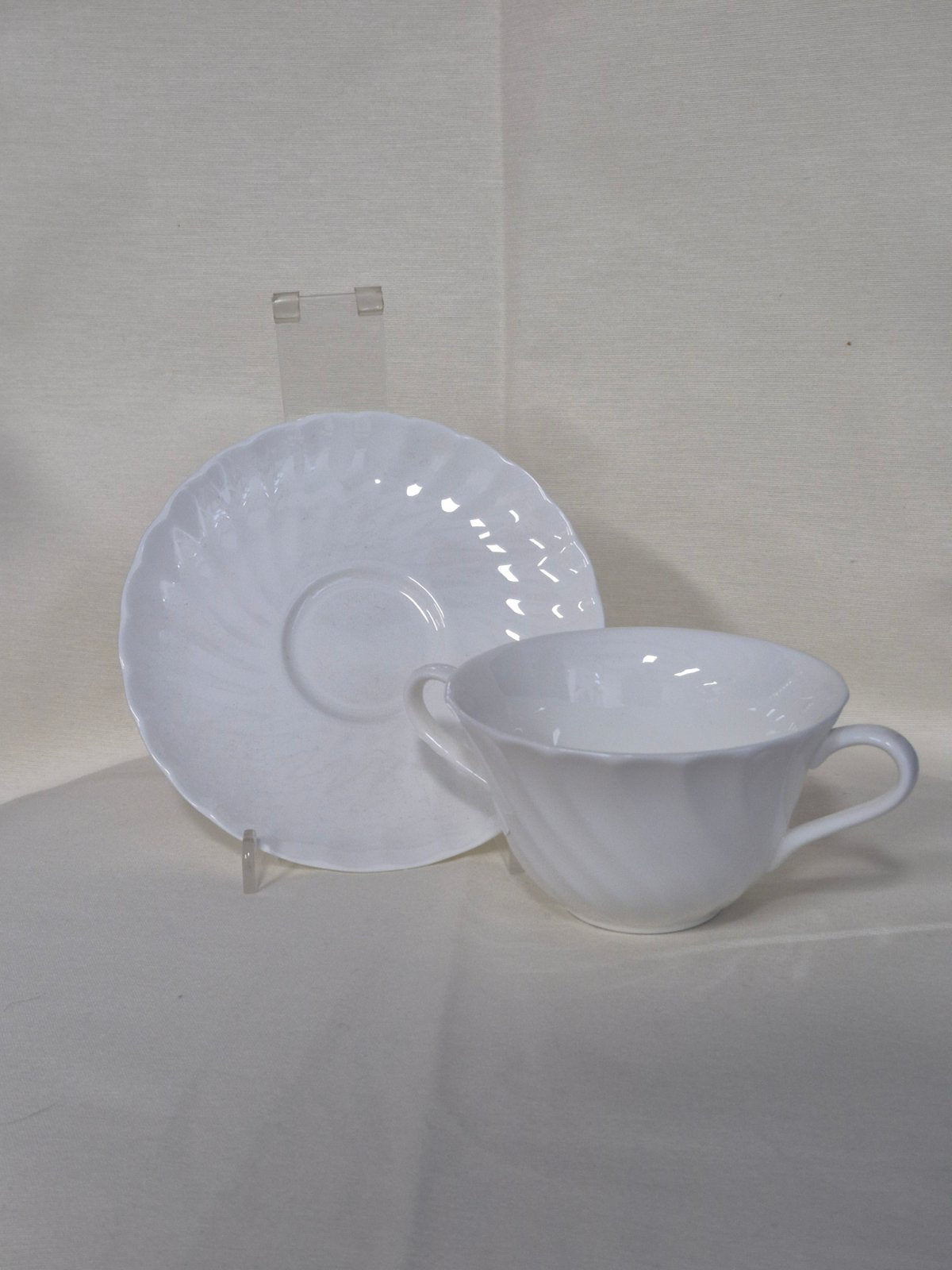 Wedgwood - Suppentasse mit Untertasse - weiß - Wellenoptik - neuwertig