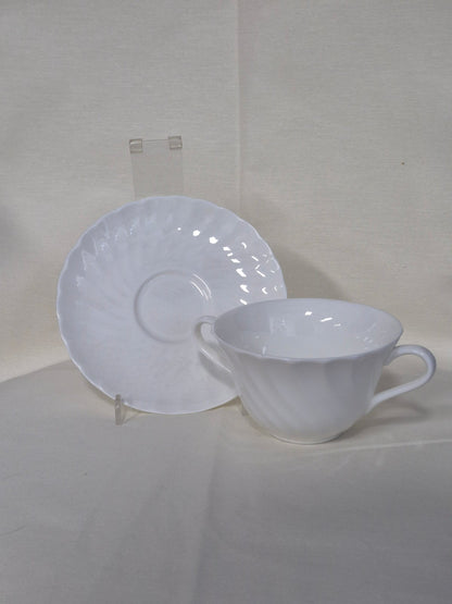 Wedgwood - Suppentasse mit Untertasse - weiß - Wellenoptik - neuwertig