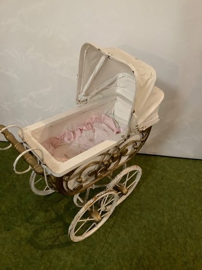 Antiker Puppenwagen Metall Rankenverzierung weiß gold Vintage Shabby Deko