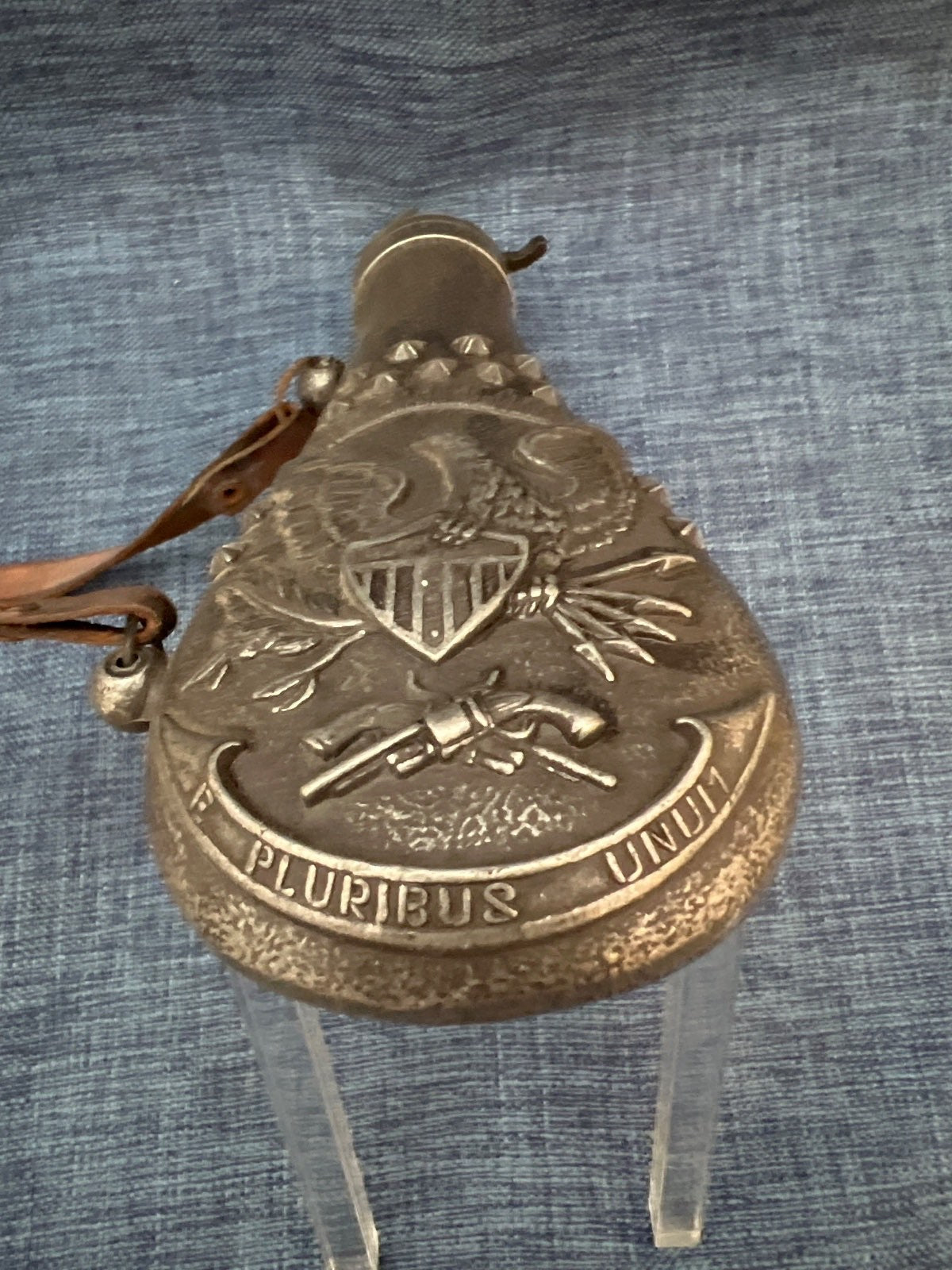 Antike Pulverflasche Powder Flask Zinn E Pluribus Unum Adler Kanone Lederriemen