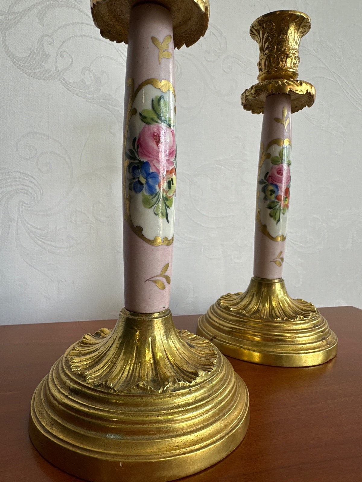 Zwei Kerzenleuchter Porzellan Rosa Blumen Vergoldet Bronze  Rokoko  Mid Century