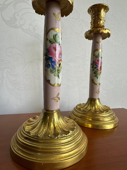 Zwei Kerzenleuchter Porzellan Rosa Blumen Vergoldet Bronze  Rokoko  Mid Century