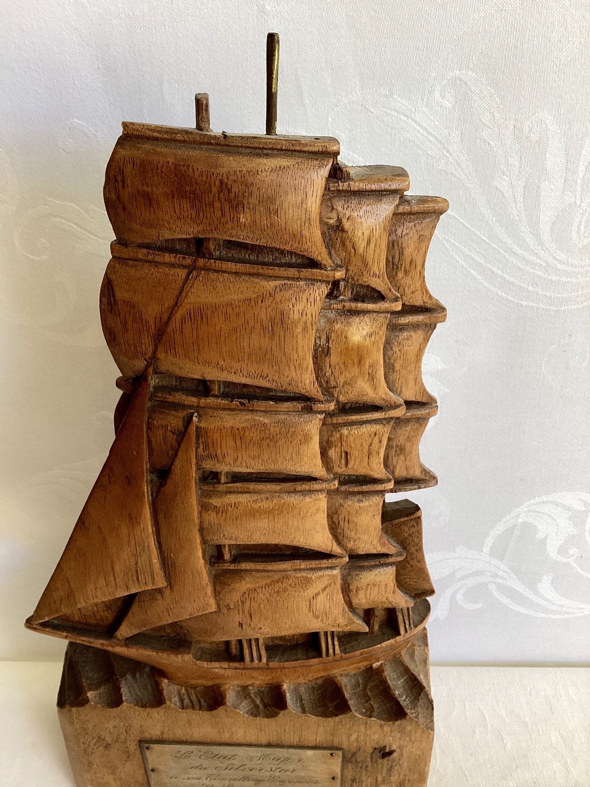 Antike Holzskulptur Segelschiff handgeschnitzt Messingplakette Silversta maritim