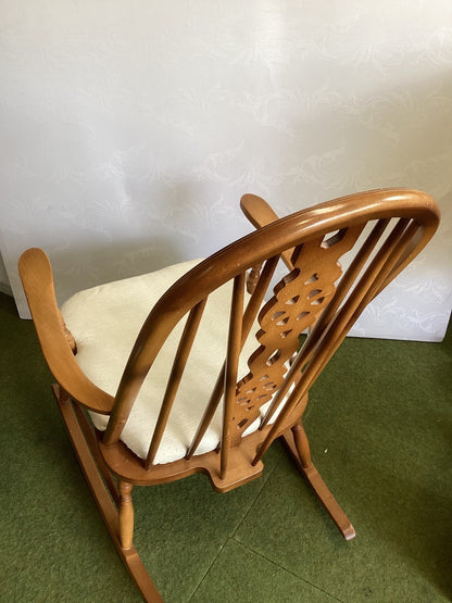 Vintage Windsor Schaukelstuhl Holz Armlehnen Spindellehne Sitzkissen creme
