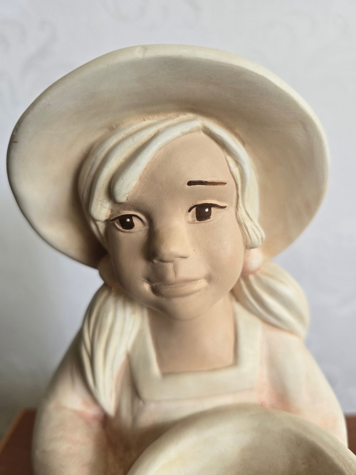 Alice Figuren Keramikfigur Mädchen mit Hut & Schale Deutsche Handarbeit Vintage