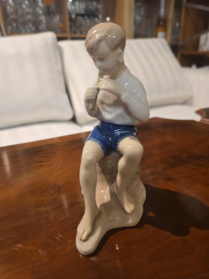 Meissen Porzellanfigur sitzender Junge mit Flöte blau Vintage ca. 1860-1924 J.