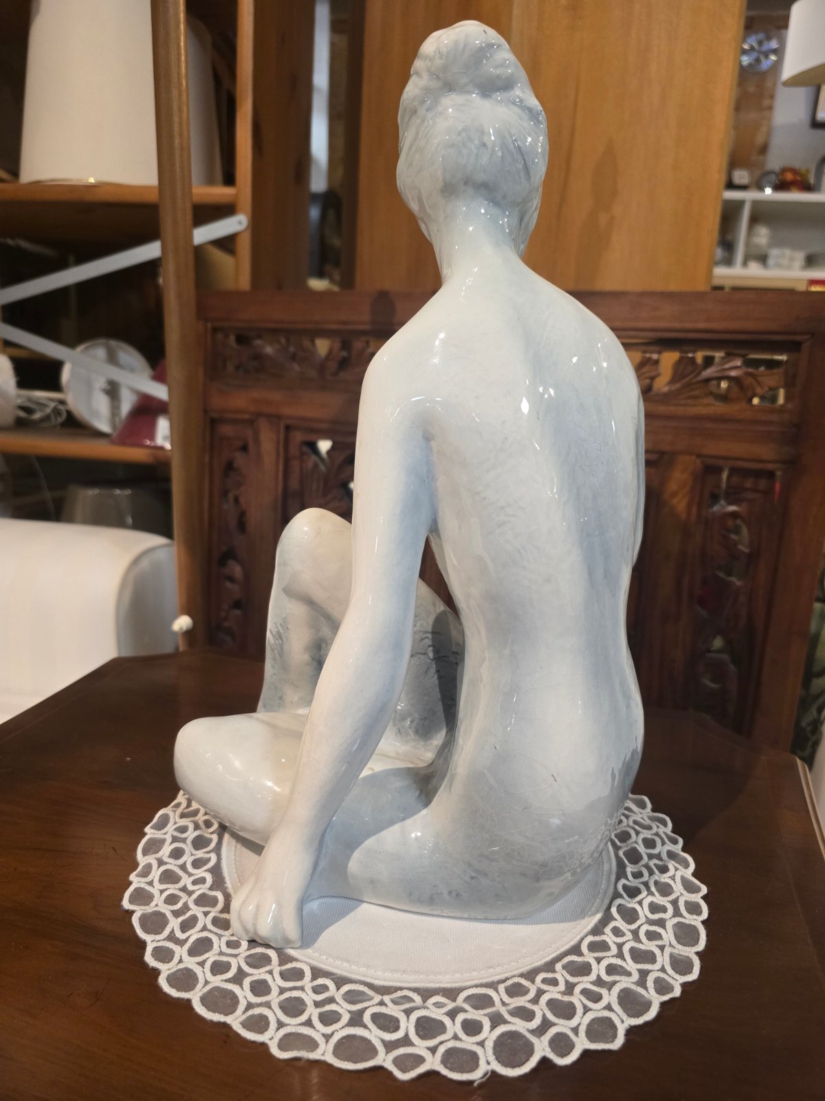 B. Kokrda Figur sitzende Frau Akt weiß-blau glasiert 1967 signiert