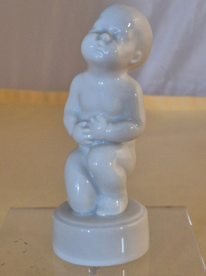 Bing & Gröndahl Porzellanfigur - Junge mit Bauchweh - Sv. Lindhart - 11 cm