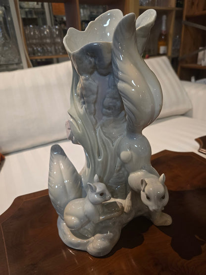 Seltene spanische Porzellan Vase mit zwei Eichhörnchen Motiv