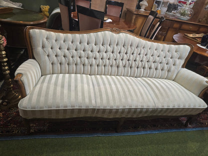 Klassisches Chesterfield Sofa Creme Stoff Knopfheftung Holzgestell