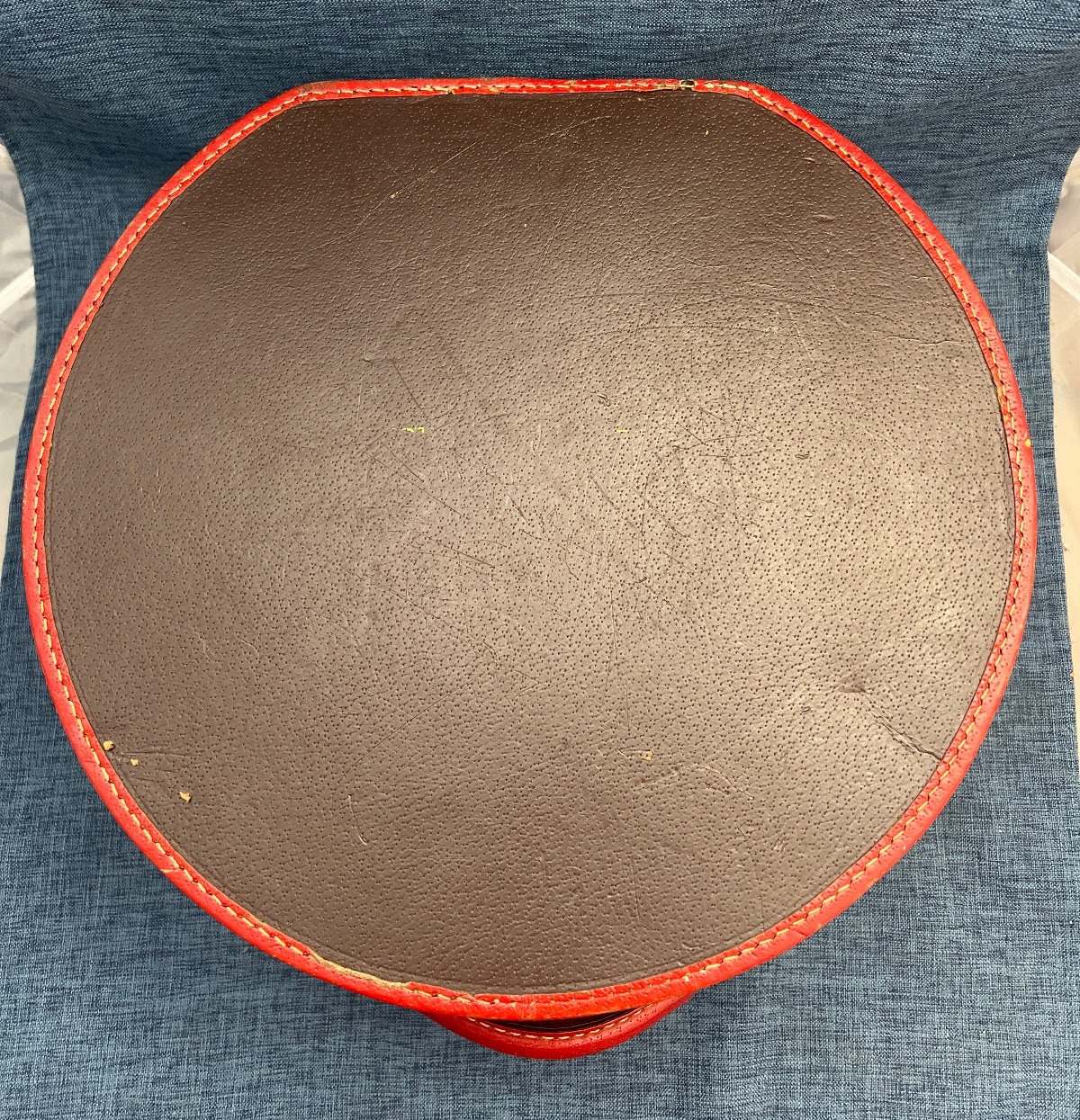 Alter Hutkoffer, rund, braun/rot, Kunst-Leder, mit Schloss