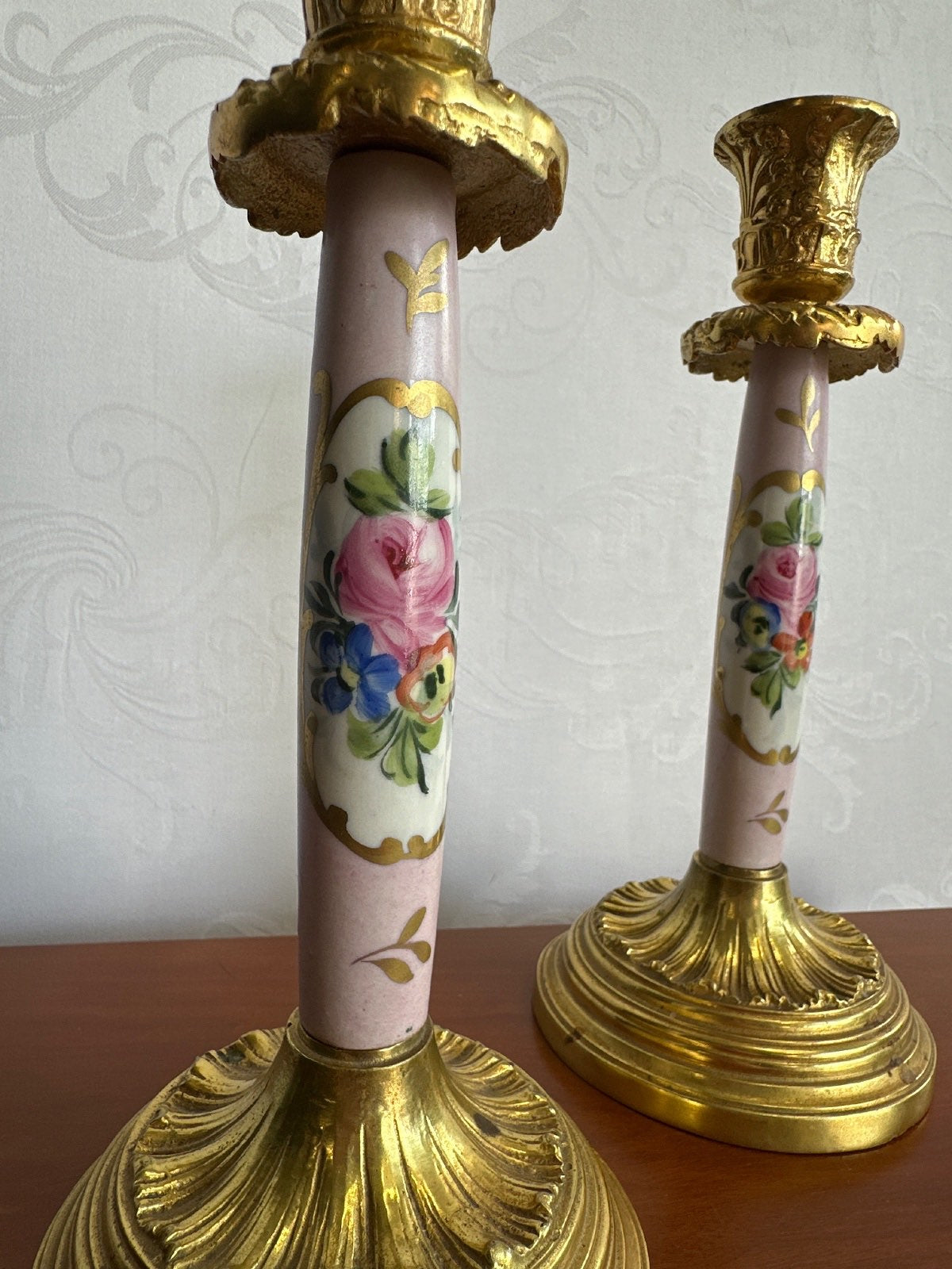 Zwei Kerzenleuchter Porzellan Rosa Blumen Vergoldet Bronze  Rokoko  Mid Century
