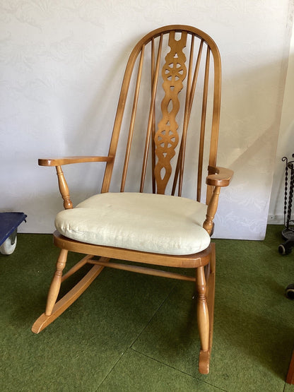 Vintage Windsor Schaukelstuhl Holz Armlehnen Spindellehne Sitzkissen creme