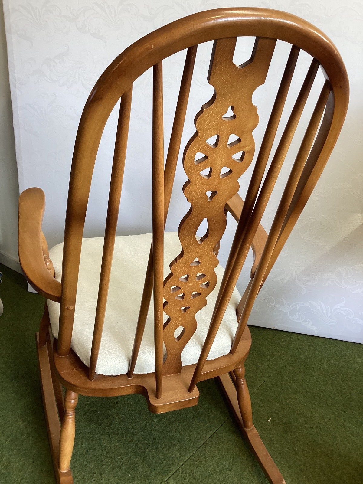 Vintage Windsor Schaukelstuhl Holz Armlehnen Spindellehne Sitzkissen creme