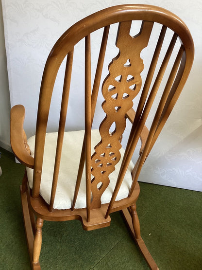 Vintage Windsor Schaukelstuhl Holz Armlehnen Spindellehne Sitzkissen creme