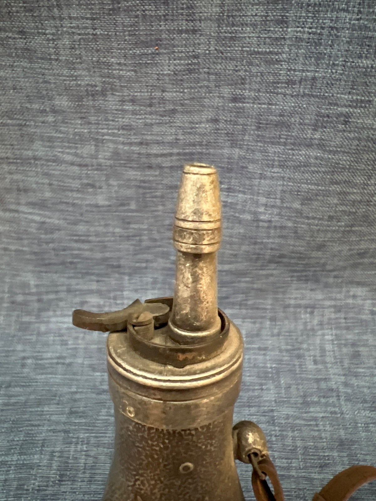 Antike Pulverflasche Powder Flask Zinn E Pluribus Unum Adler Kanone Lederriemen