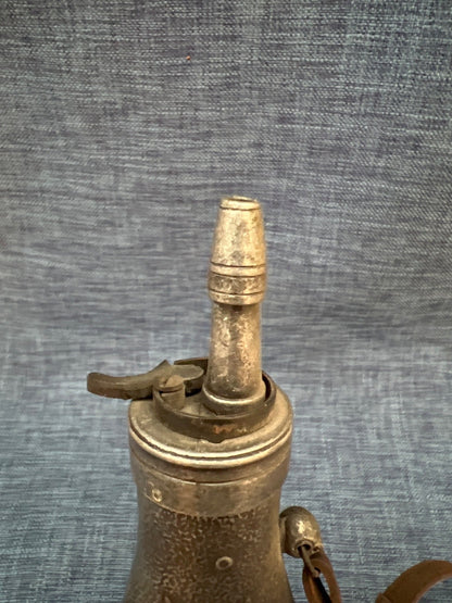 Antike Pulverflasche Powder Flask Zinn E Pluribus Unum Adler Kanone Lederriemen