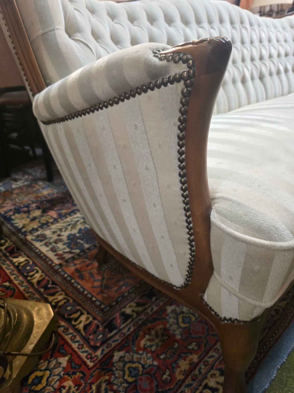Klassisches Chesterfield Sofa Creme Stoff Knopfheftung Holzgestell
