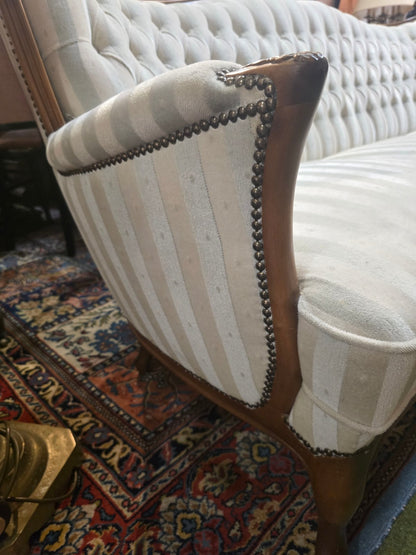 Klassisches Chesterfield Sofa Creme Stoff Knopfheftung Holzgestell