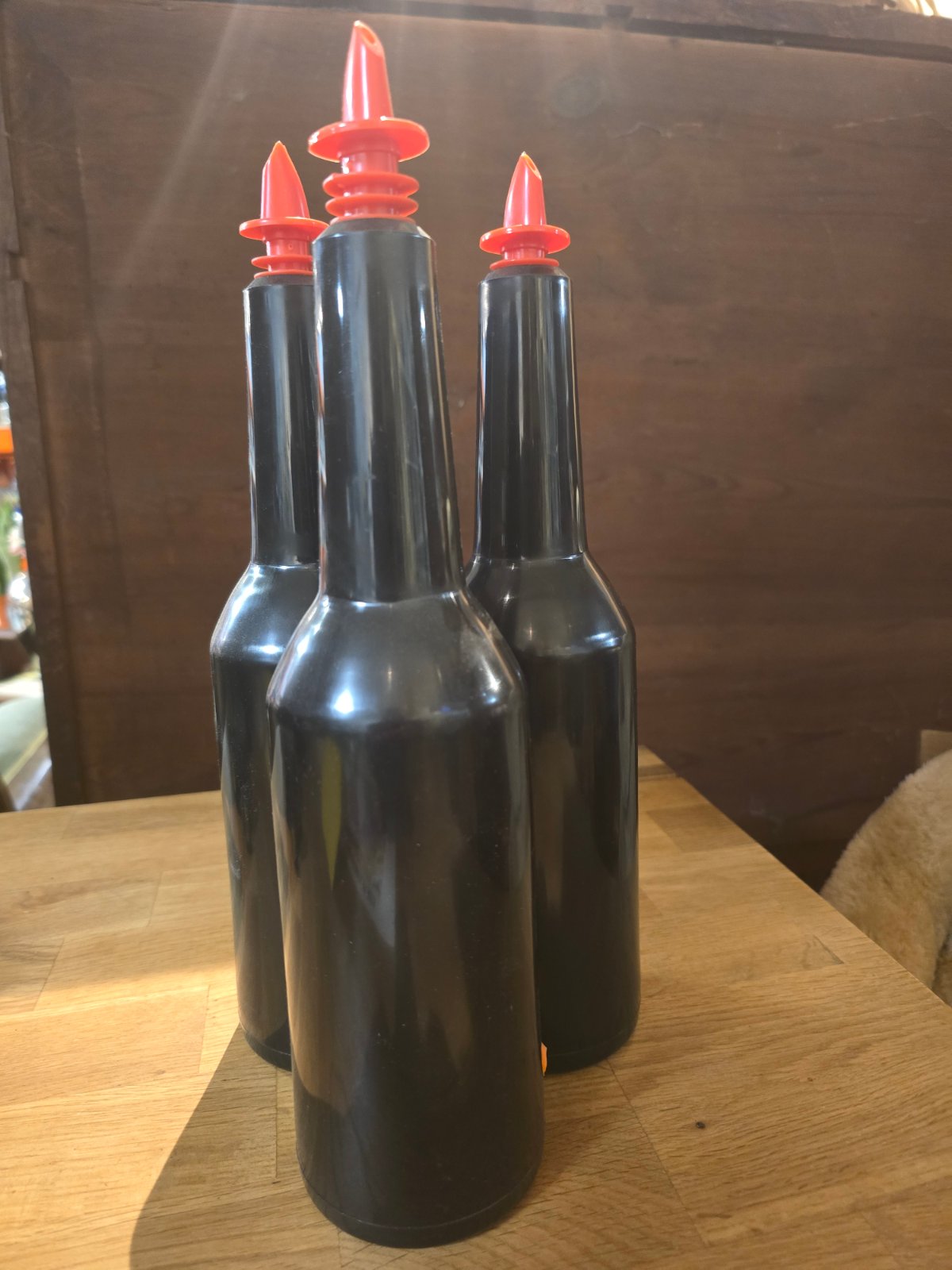 3x Bar Trainingsflaschen Kunststoff schwarz Flair Bartender Ausgießer rot Set