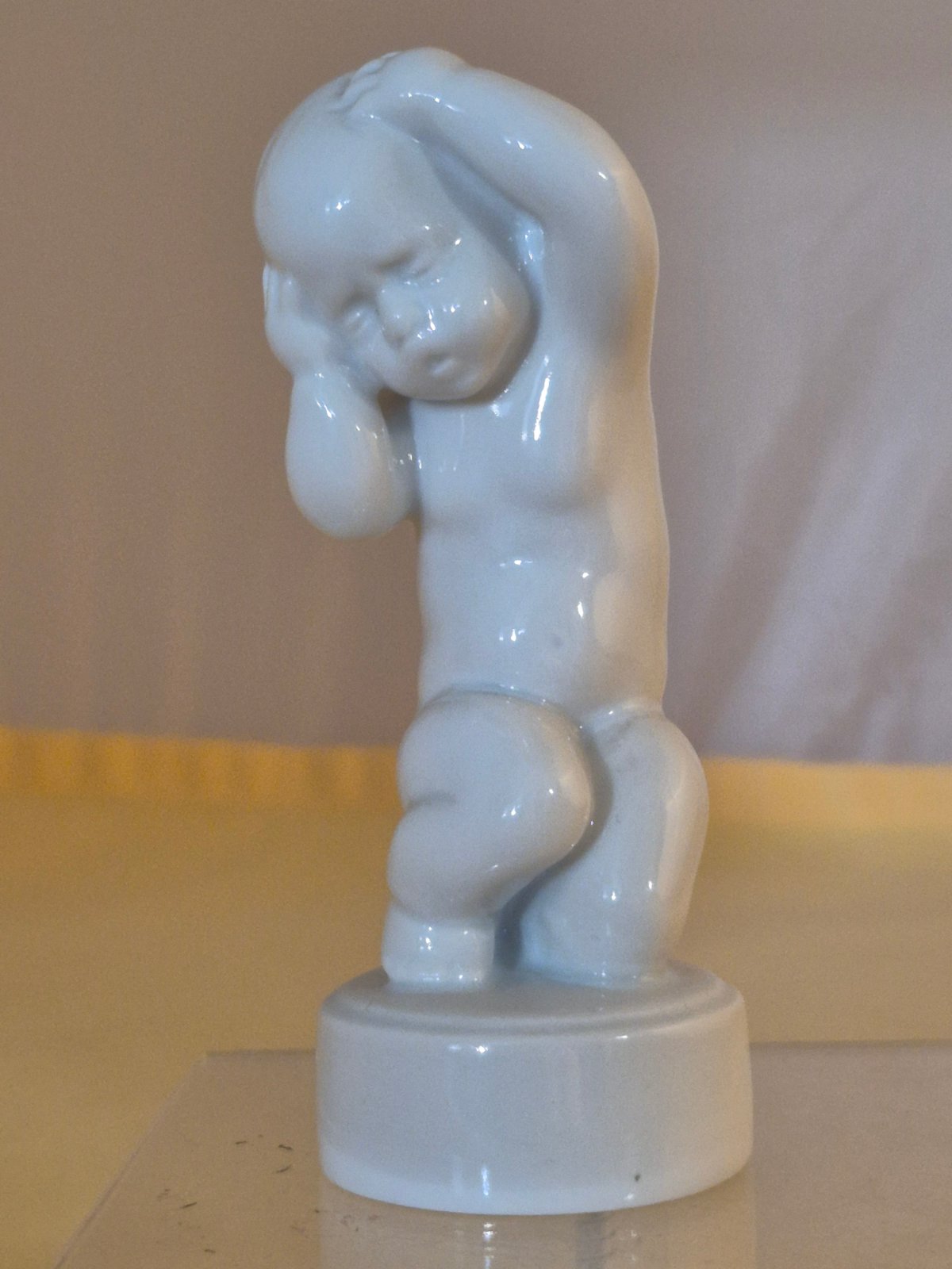 Bing & Gröndahl - Figur - weiß -Junge mit Kopfschmerzen - Sv. Lindhart -