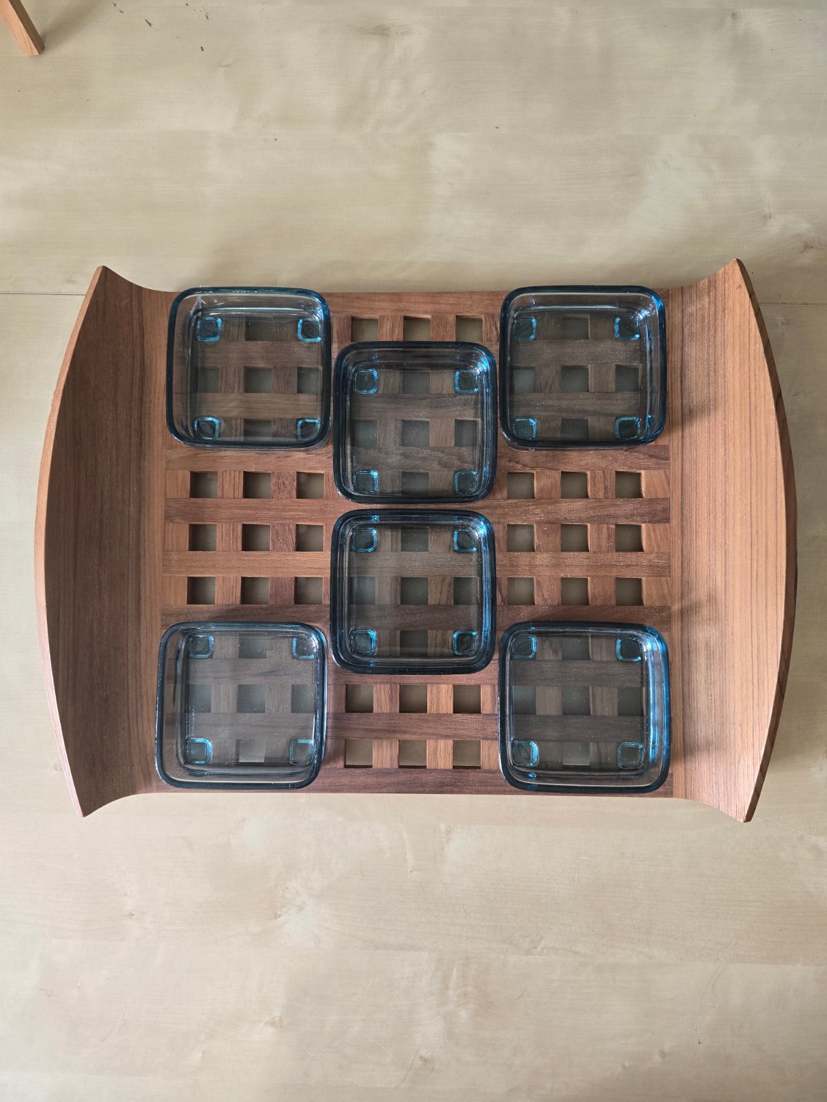 Teakholz Serviertablett Gitteroptik + 6 blaue Glasschälchen 60er/70er
