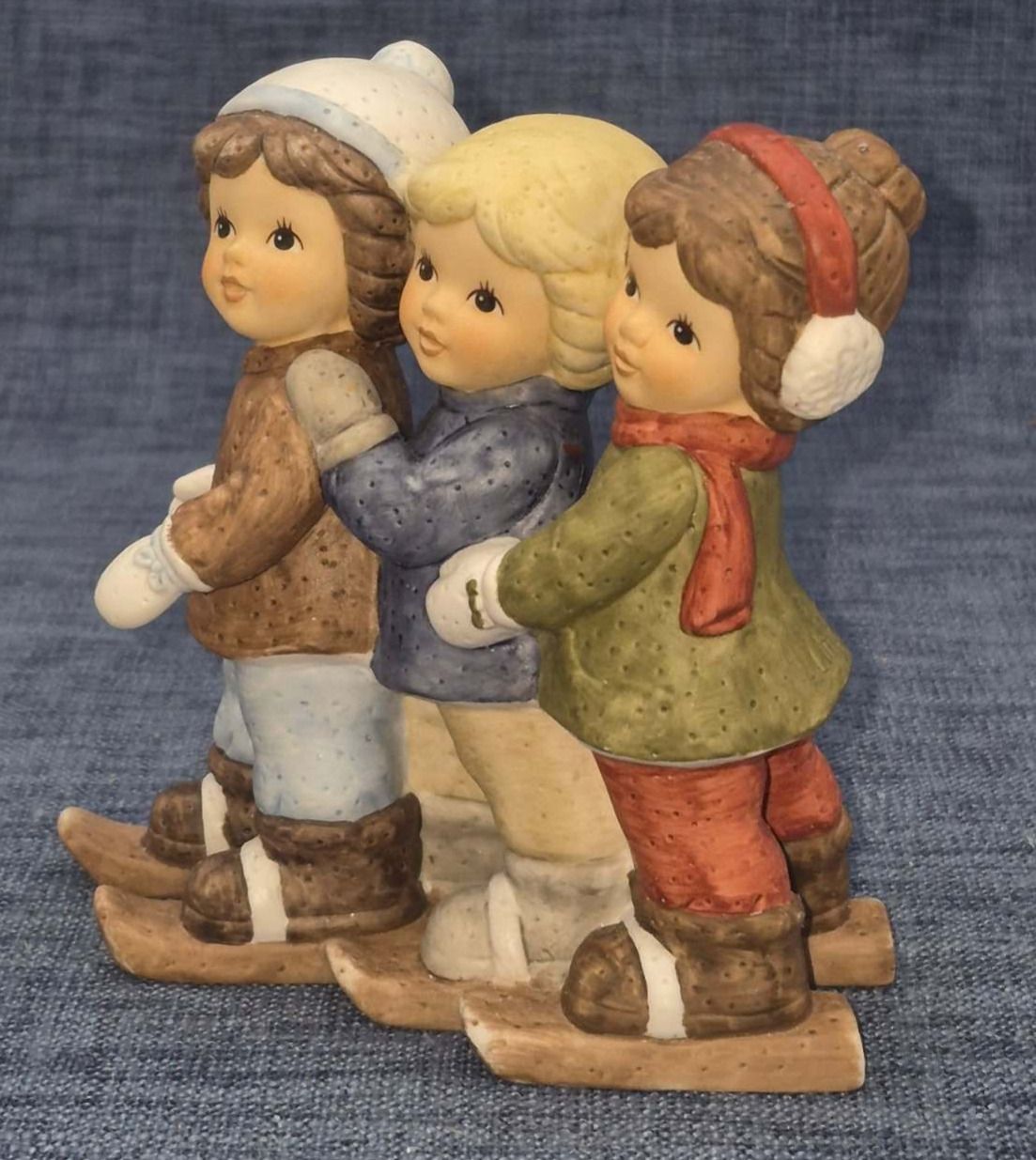 Goebel Nina Marco Lustige Abfahrt zu Dritt Figur Porzellan Winterkinder Ski