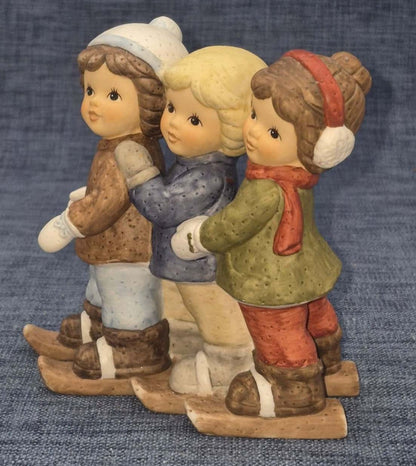 Goebel Nina Marco Lustige Abfahrt zu Dritt Figur Porzellan Winterkinder Ski