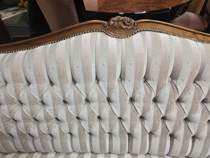 Klassisches Chesterfield Sofa Creme Stoff Knopfheftung Holzgestell
