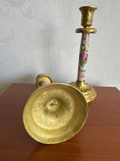 Zwei Kerzenleuchter Porzellan Rosa Blumen Vergoldet Bronze  Rokoko  Mid Century