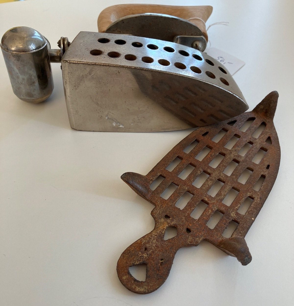 Antikes Kohlebügeleisen Patent Flonyer Holzgriff + Gusseisen Ständer
