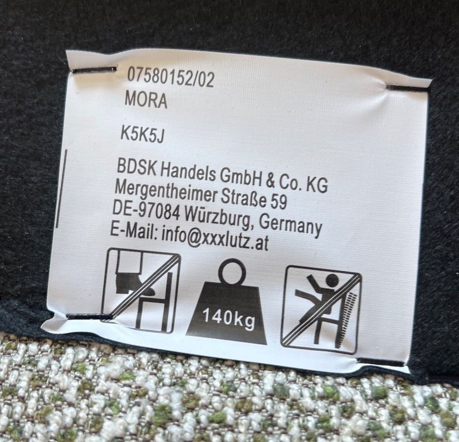 Akazienholz-Esstisch "Mallorca" + 4 Bouclé-Stühle "Mora" neuwertig TOP