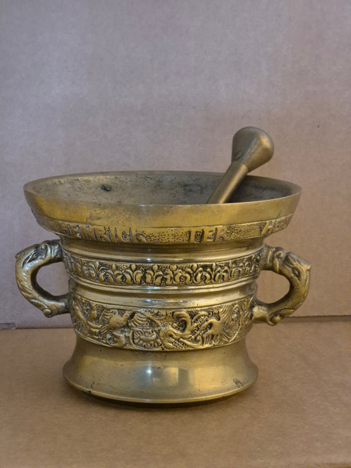 Mörser -  Messing mit Stößel - 4,8 kg - 13,4 cm hoch - ornamental verziert