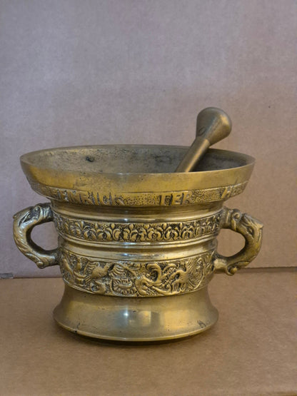 Mörser -  Messing mit Stößel - 4,8 kg - 13,4 cm hoch - ornamental verziert