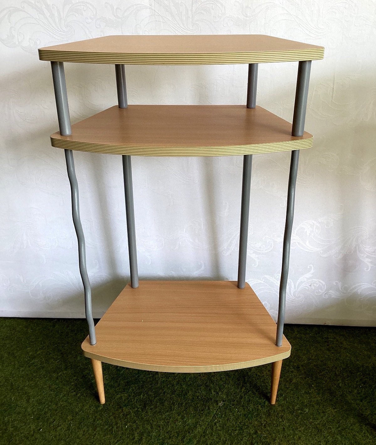 Beistelltisch 3 Ebenen Regal Holz Metall geschwungene Beine Retro Design