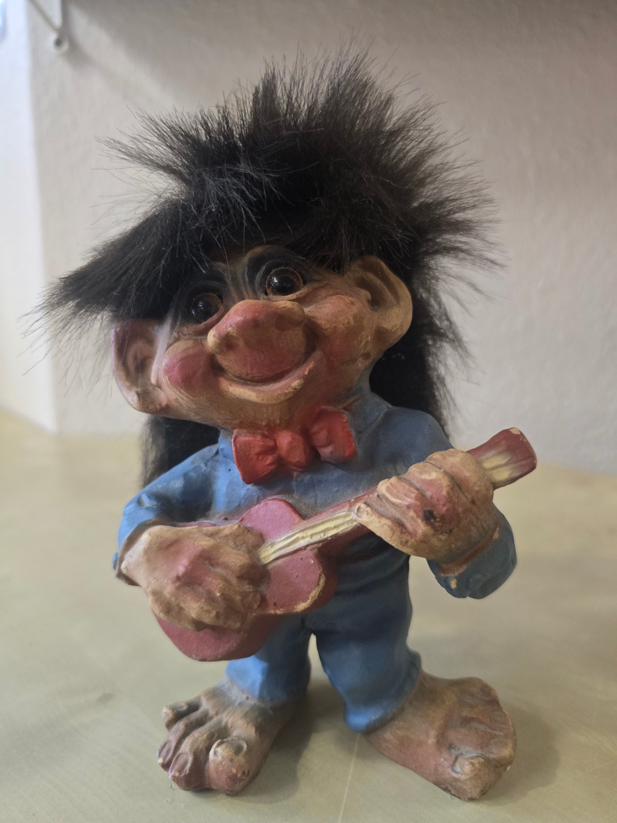 Troll Figur Gitarre Musikant schwarzes Haar Sammlerfigur Norwegen Vintage
