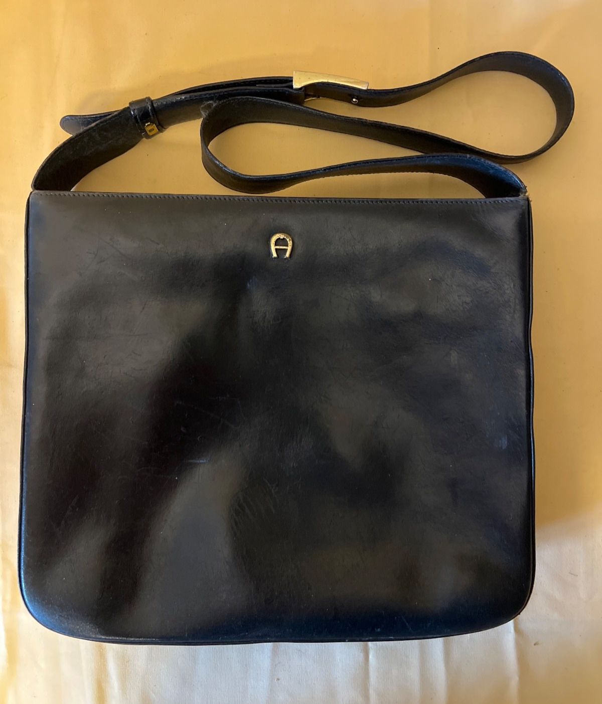 AIGNER Munich Vintage Leder Schultertasche Umhängetasche Schwarz Reißverschluss
