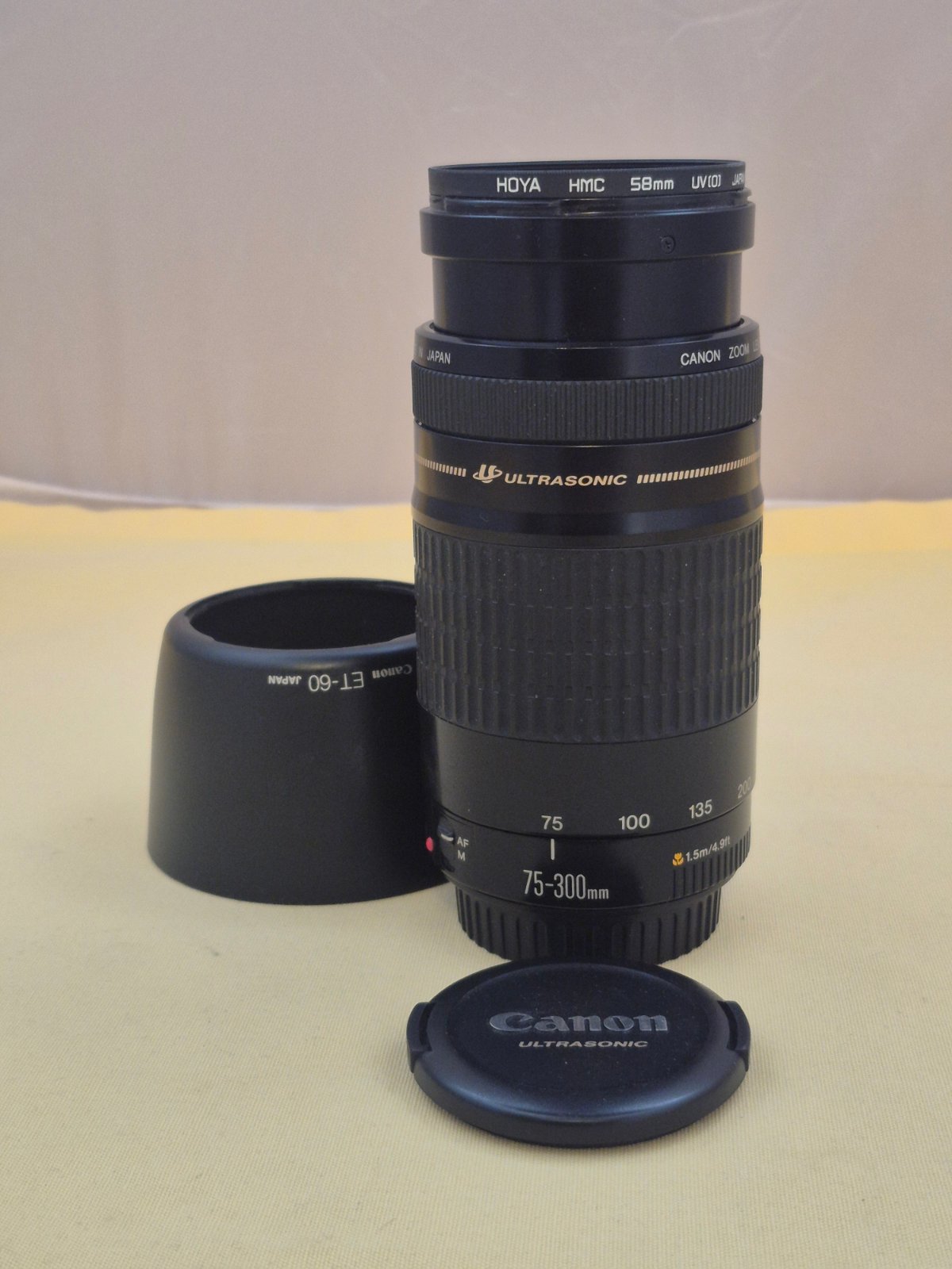 Canon EF 75-300mm Ultrasonic Zoom Objektiv + Gegenlichtblende mit Zubehörpaket
