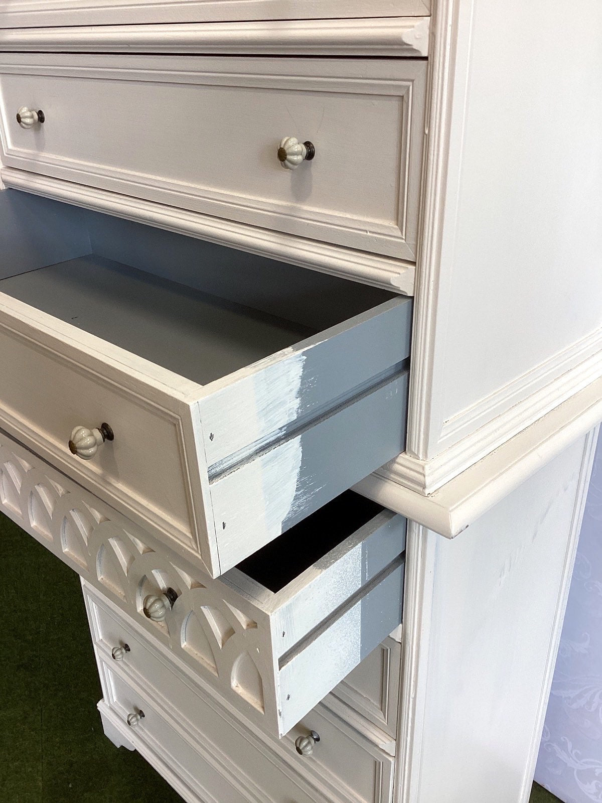 2 Weiße Kommoden, 10 Schubladen Schnitzdekor Landhaus Shabby Chic Schlafzimmer