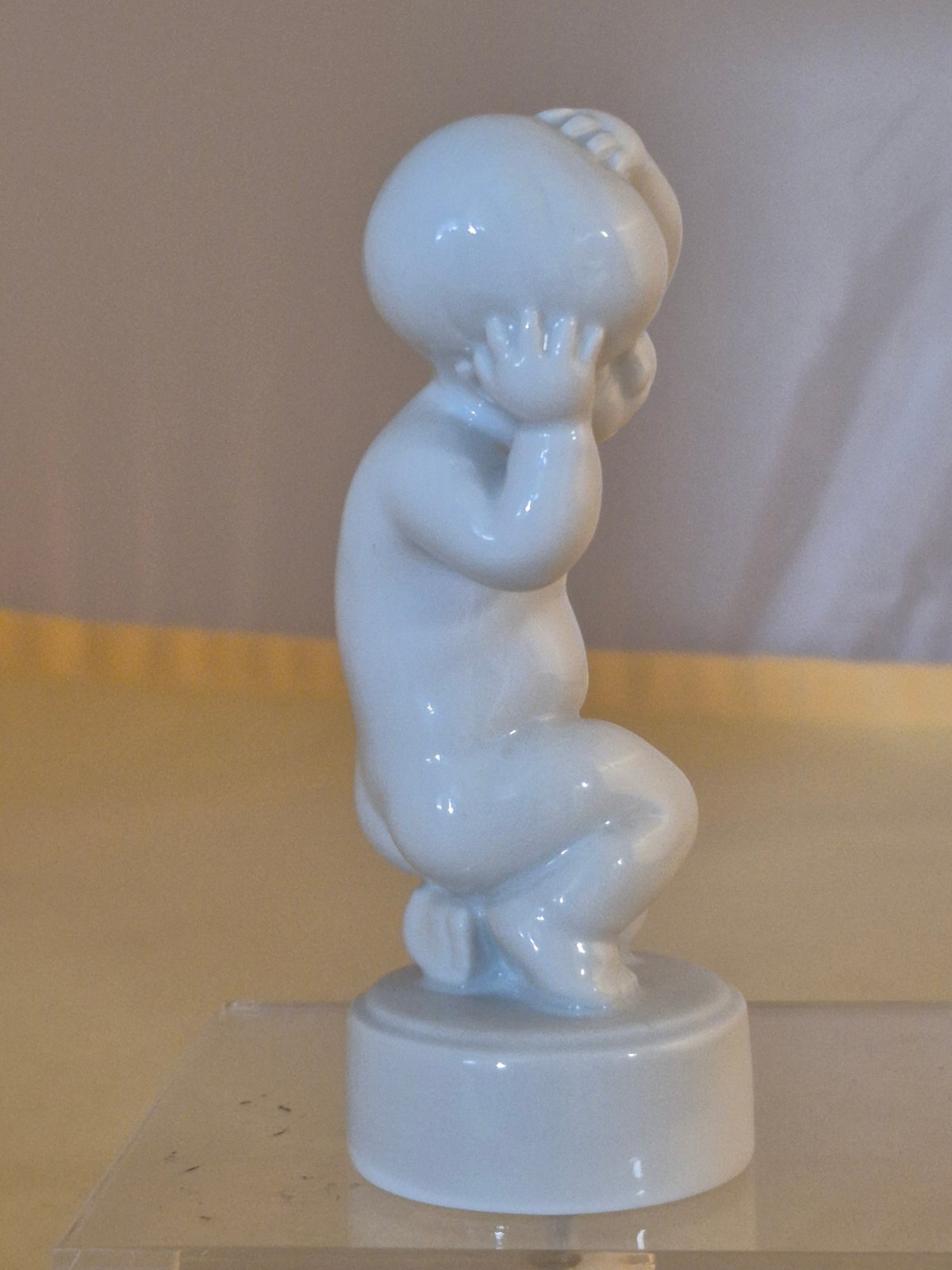 Bing & Gröndahl - Figur - weiß -Junge mit Kopfschmerzen - Sv. Lindhart -