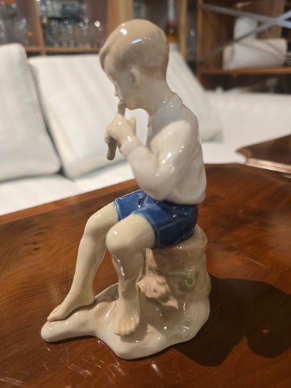 Meissen Porzellanfigur sitzender Junge mit Flöte blau Vintage ca. 1860-1924 J.