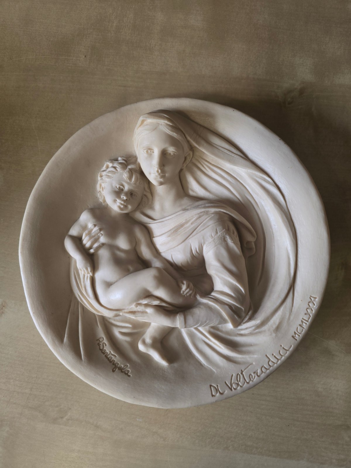 A. Santangela Madonna Profetica Madonne Viventi 1981 Relief Teller Alabaster