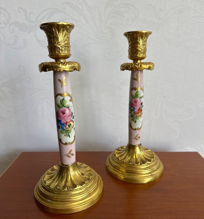 Zwei Kerzenleuchter Porzellan Rosa Blumen Vergoldet Bronze  Rokoko  Mid Century